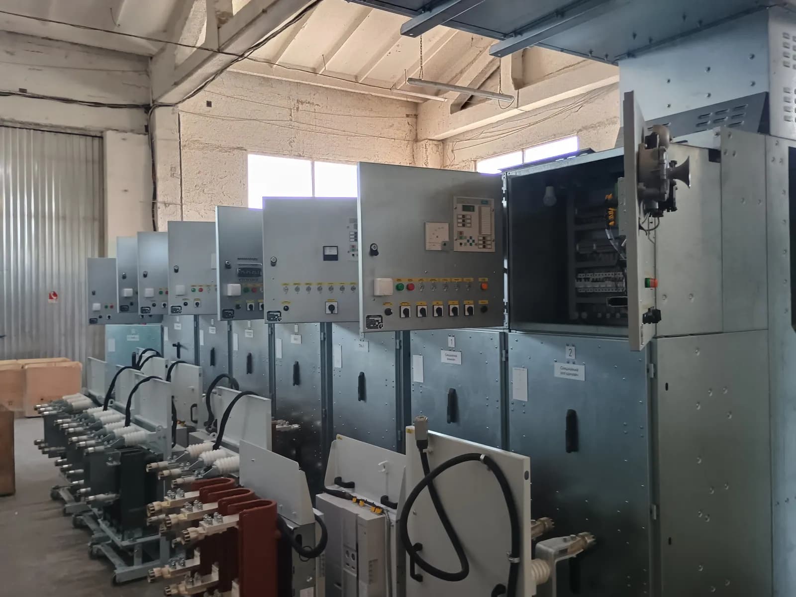 6 kV КРУ-Е switchgear in the КМ-1Ф frame size: 16 cubicles replacing an obsolete series
