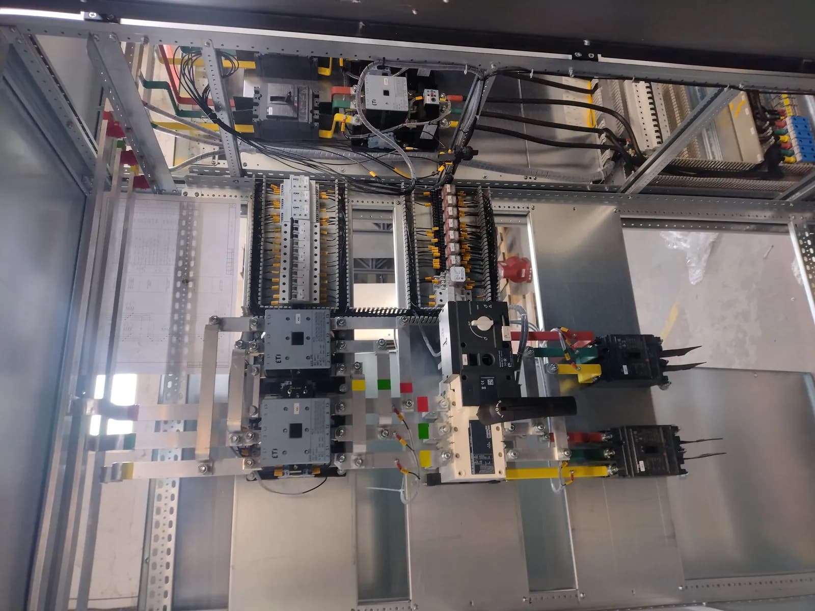 Switchboard room No. 3: three RUNN-E 0.4 kV cabinets rated 250 A for a filling-station network site