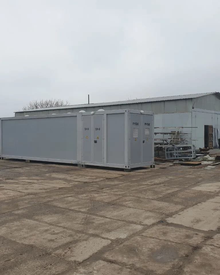 Інверторна підстанція для промислової СЕС: РУ-10 кВ, трансформатор і зал інверторів в одному блоці
