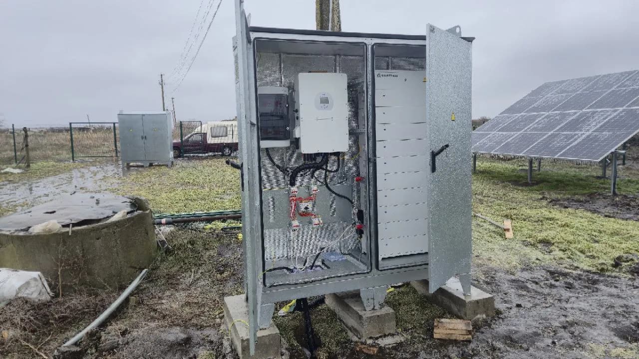 Insulated all-in-one enclosure for inverter, batteries and pump control — photo 2