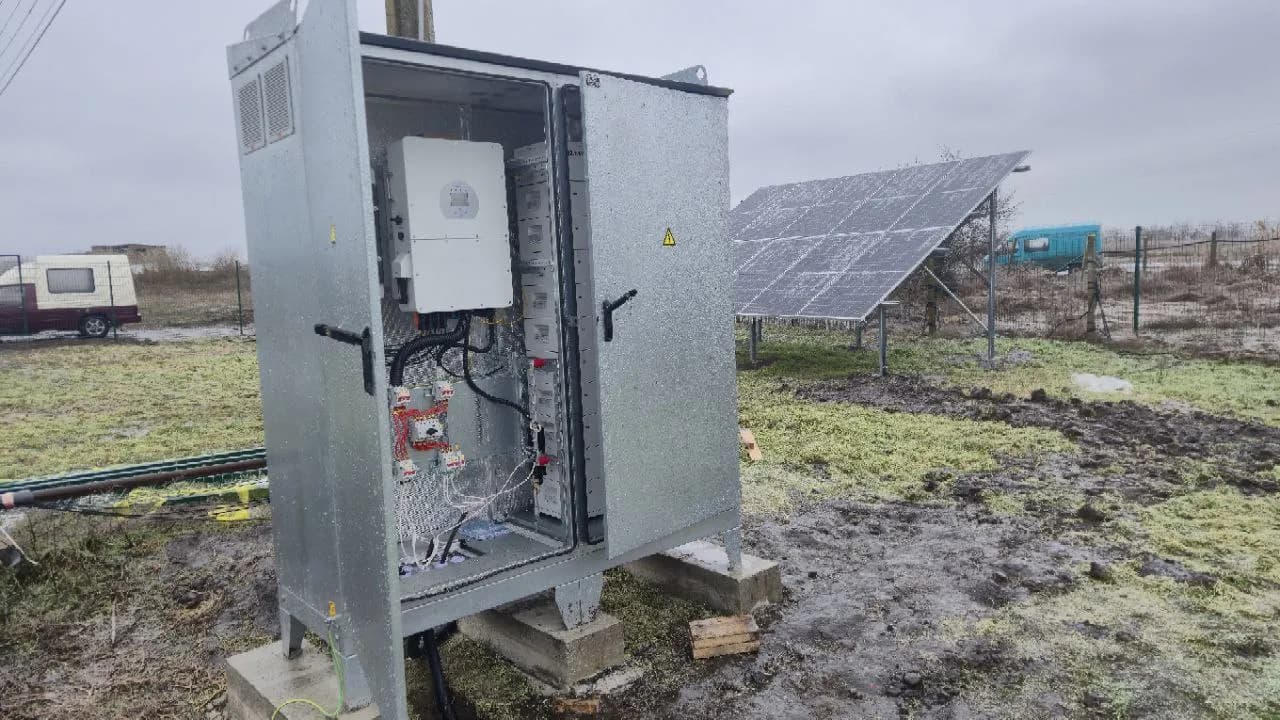 Insulated all-in-one enclosure for inverter, batteries and pump control
