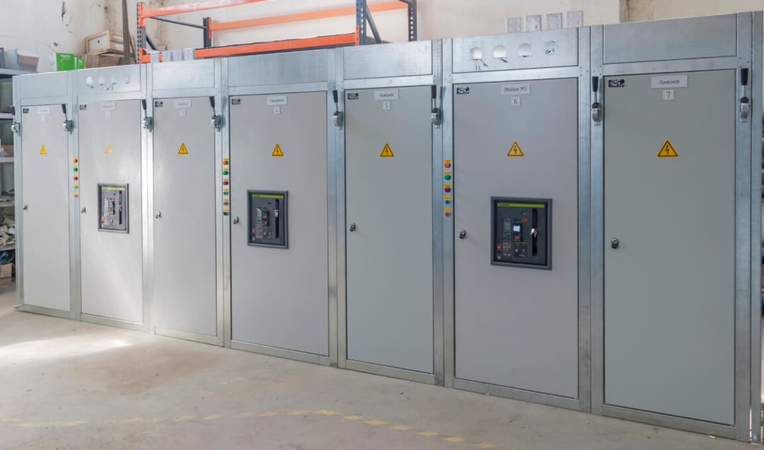 Ряд панелей ЩО-90 на струм до 4000 А, зібраних на заводі LK Energy в Одесі