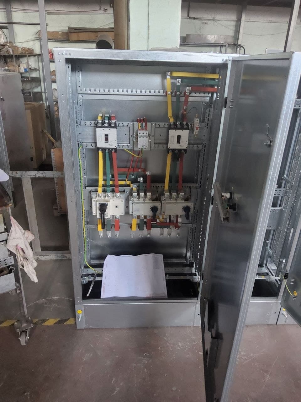 Збирання ввідно-розподільчої установки на виробництві LK Energy