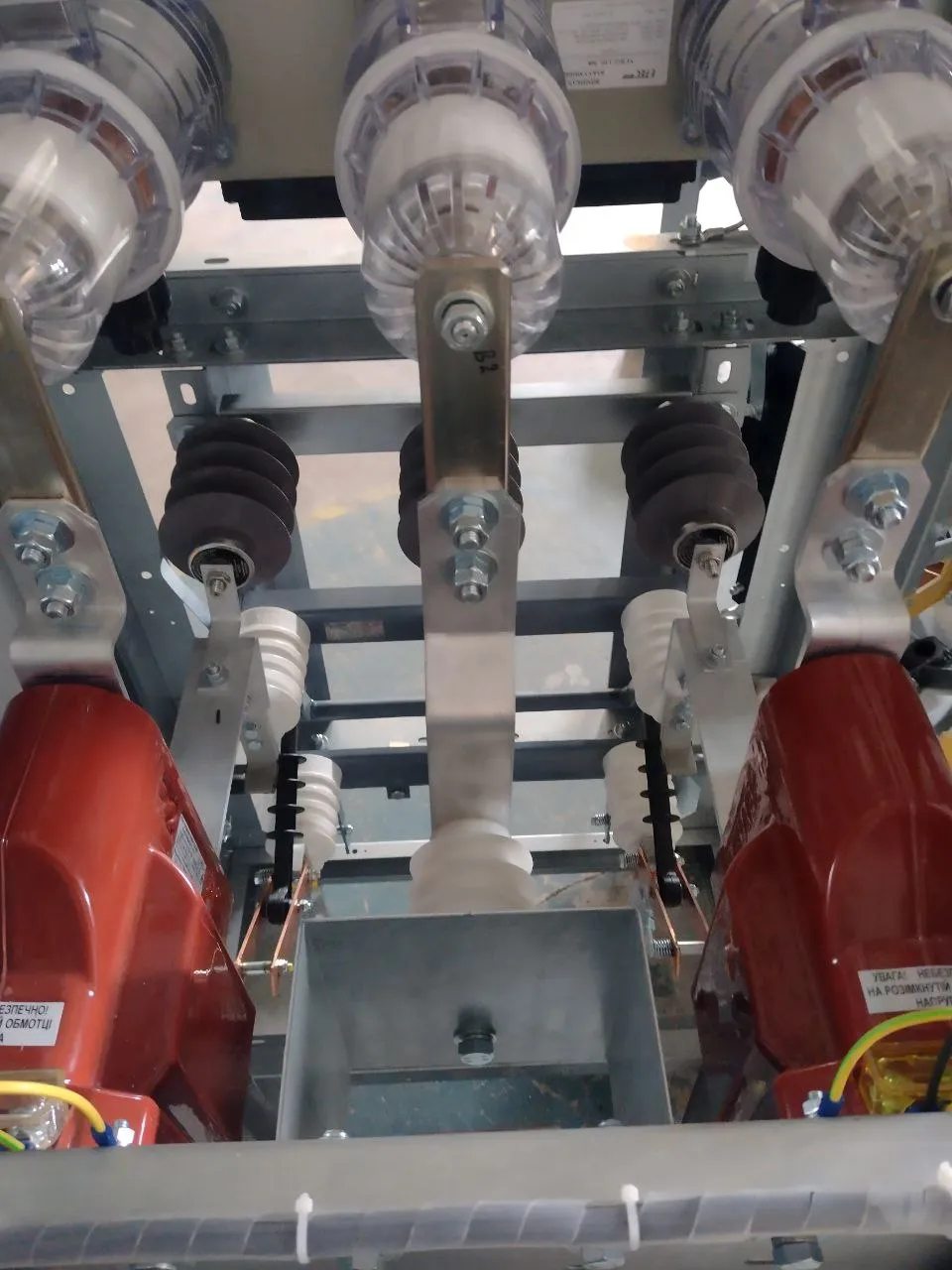 Current transformers and surge arresters in the outgoing feeder cubicle