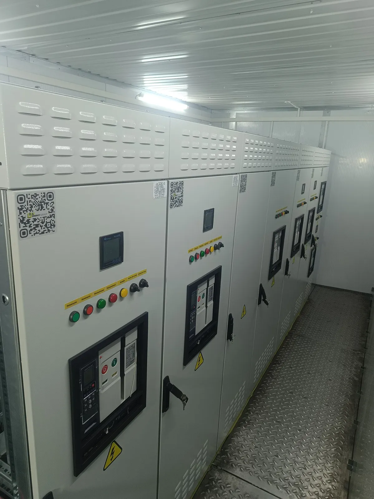 Фасади силових шаф КРП-4000 із QR-паспортами у блок-боксі
