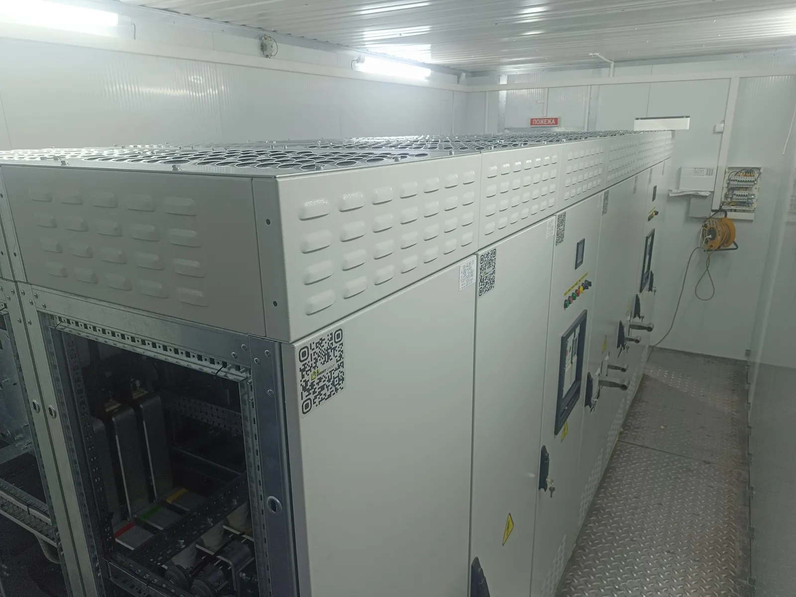 Ряд силових шаф КРП-4000/0,4 у блок-боксі