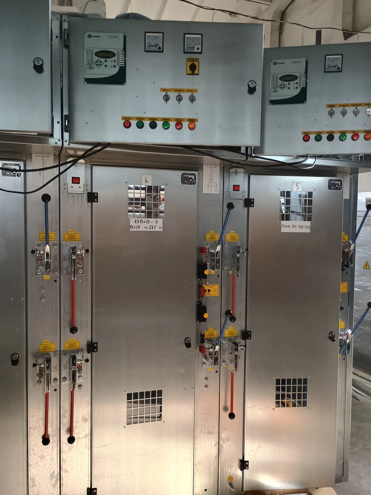 Fronts of 10 kV КСО-Е cells with microprocessor protection