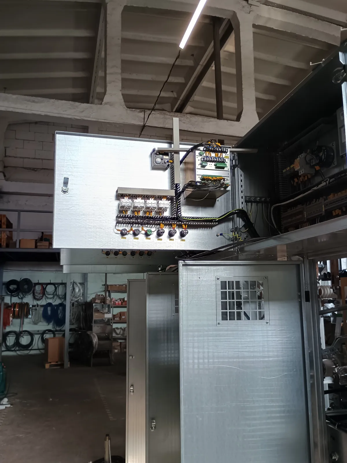 Busbars and insulators of a 10 kV КСО-Е cell
