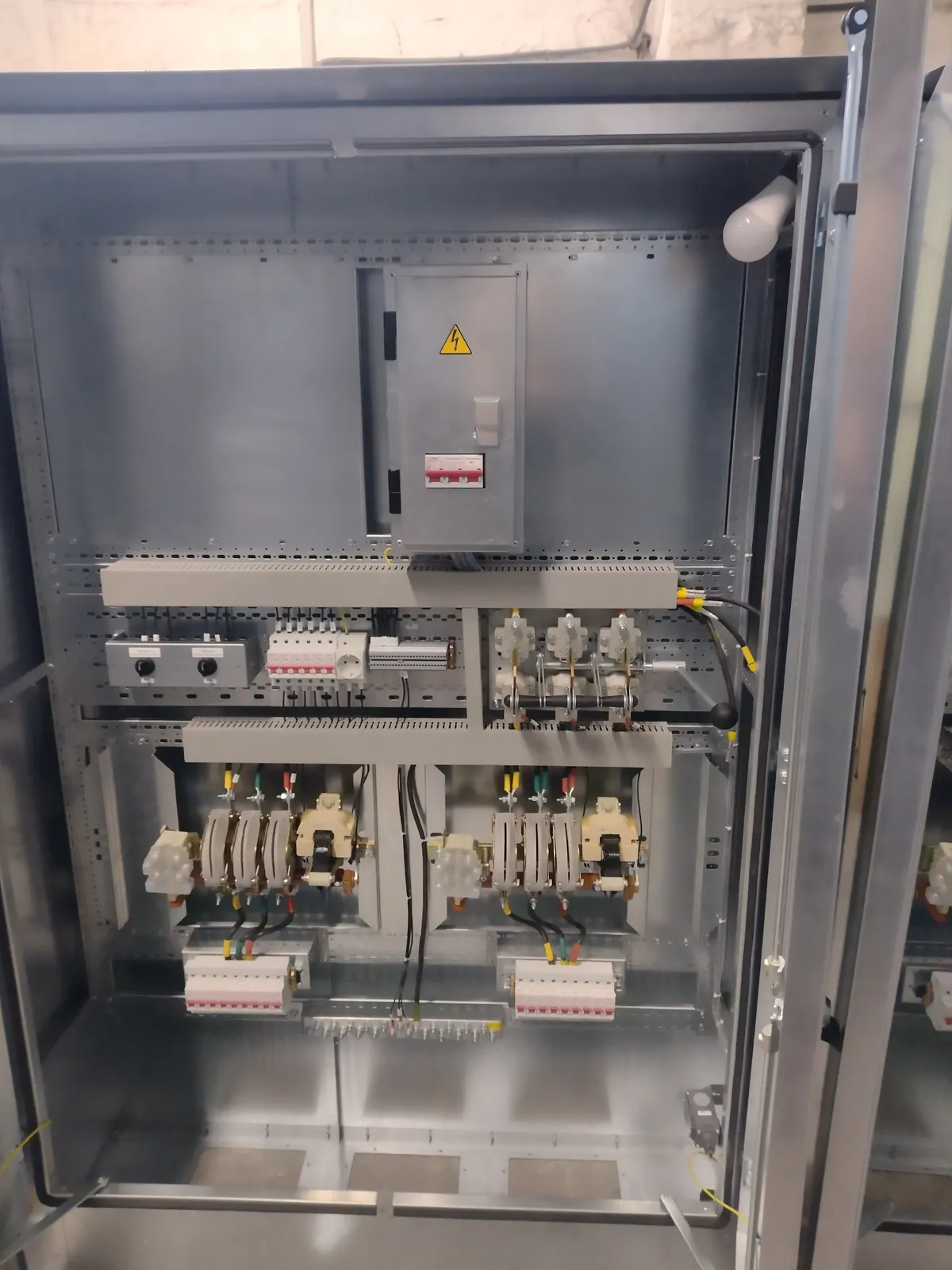 Two-section I-710 enclosure with door sealing