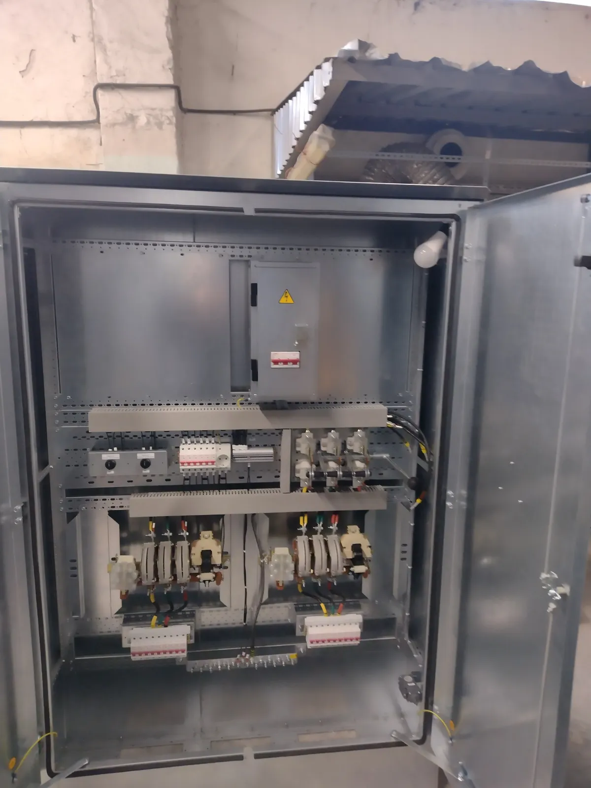 Sealable electricity metering compartment of the I-710 cabinet