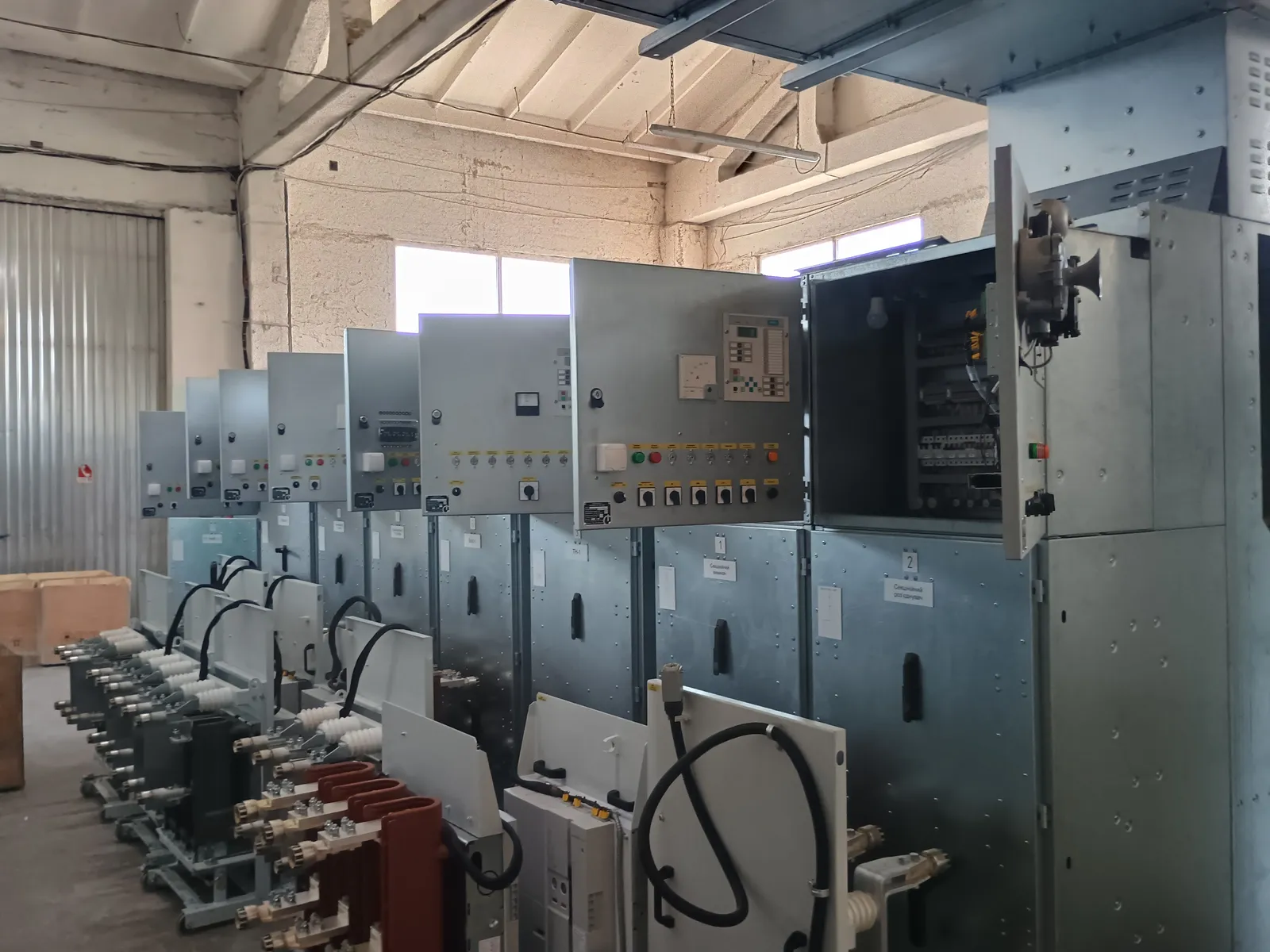 A row of 6 kV КРУ-Е cubicles in the КМ-1Ф frame size in production