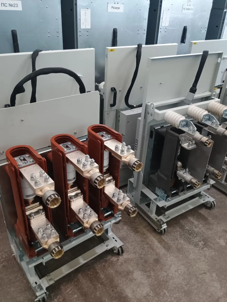 Withdrawable trucks with vacuum circuit breakers for КРУ-Е cubicles