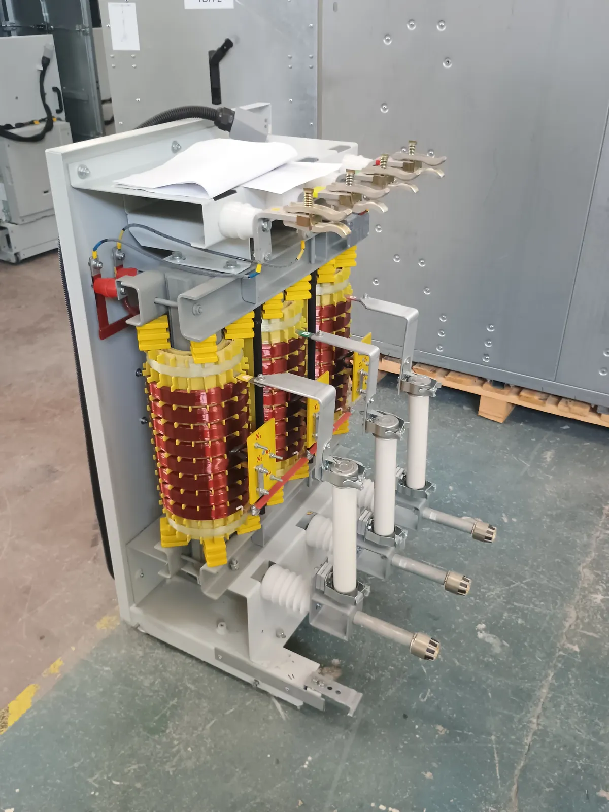 Withdrawable voltage-transformer truck of a КРУ-Е cubicle