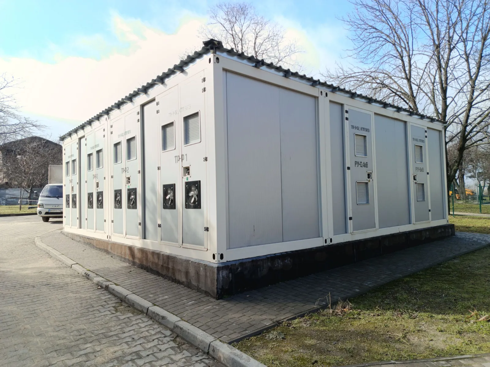 The packaged switchgear building seen from the corner