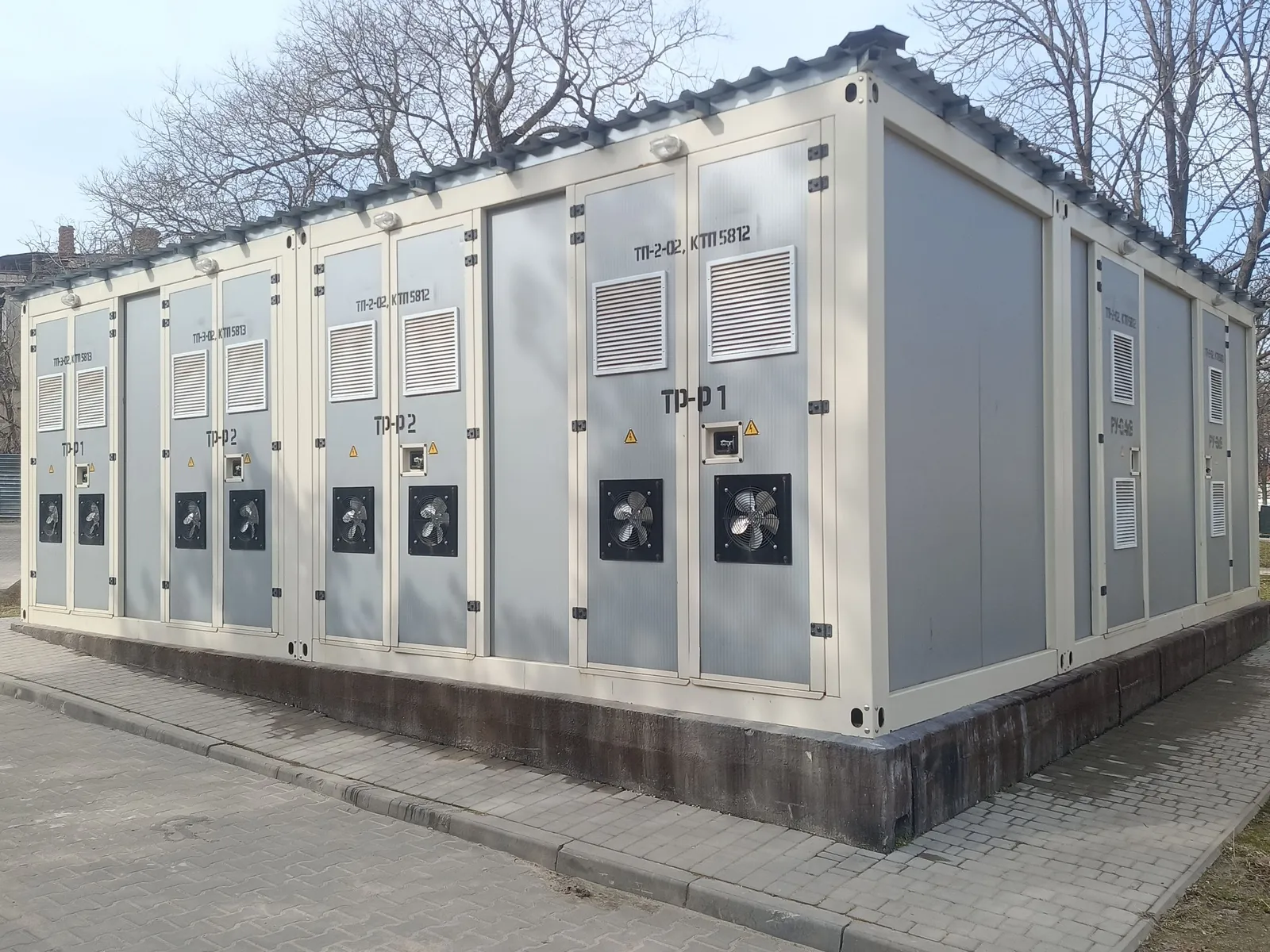 Transformer bays with louvres and forced ventilation