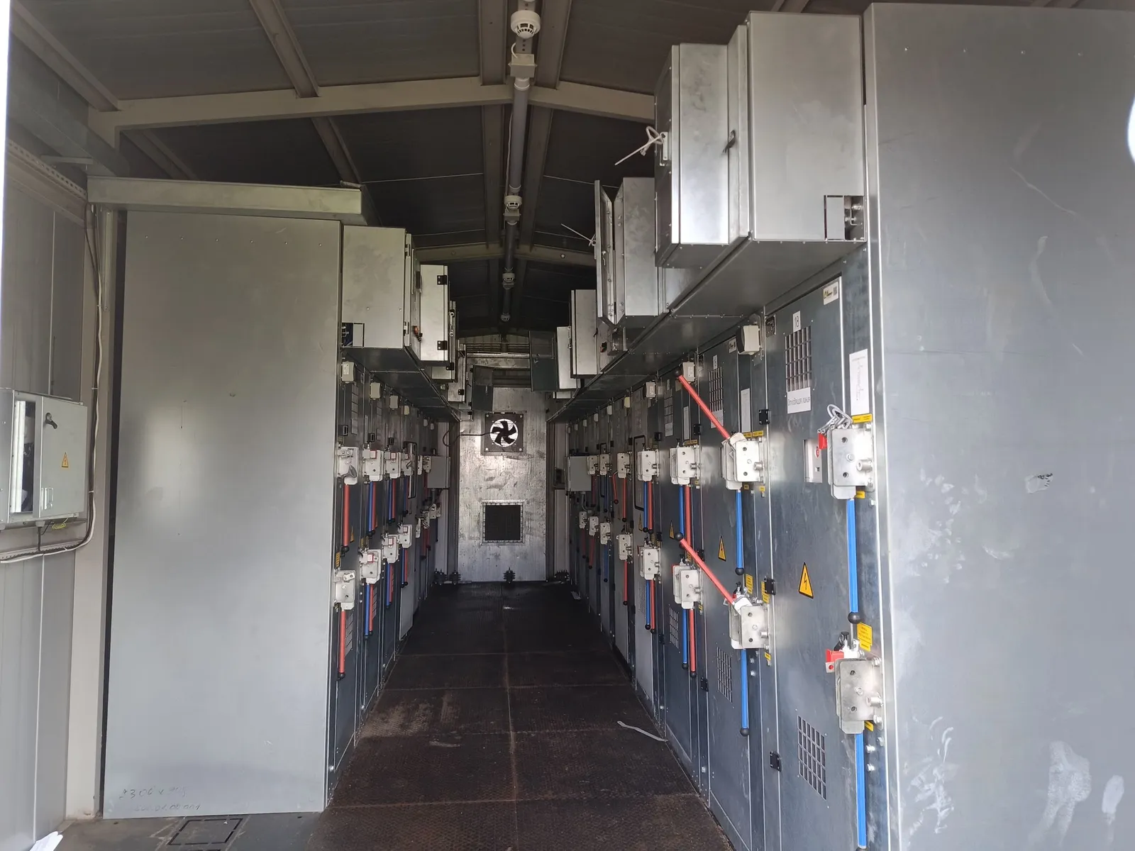 Service corridor inside the building: cubicles in two rows