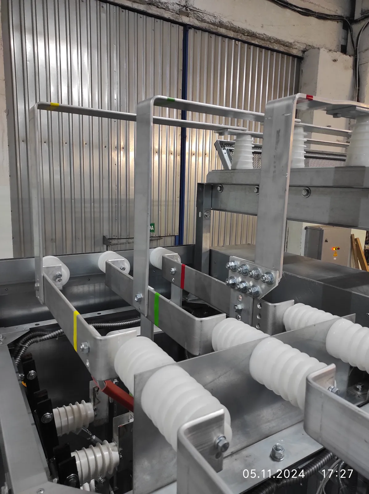 Busbar system and post insulators of a 10 kV КСО-Е cell