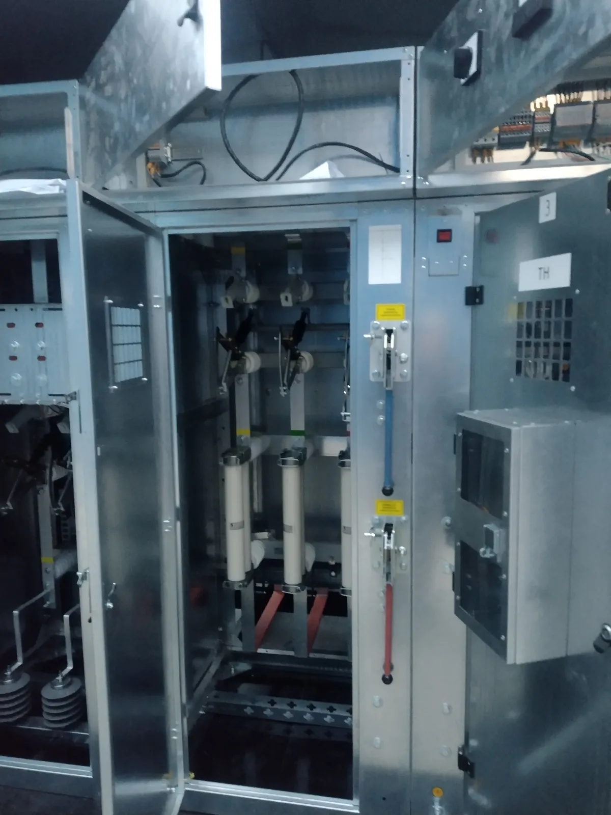 Switching apparatus on the LV side of the packaged substation