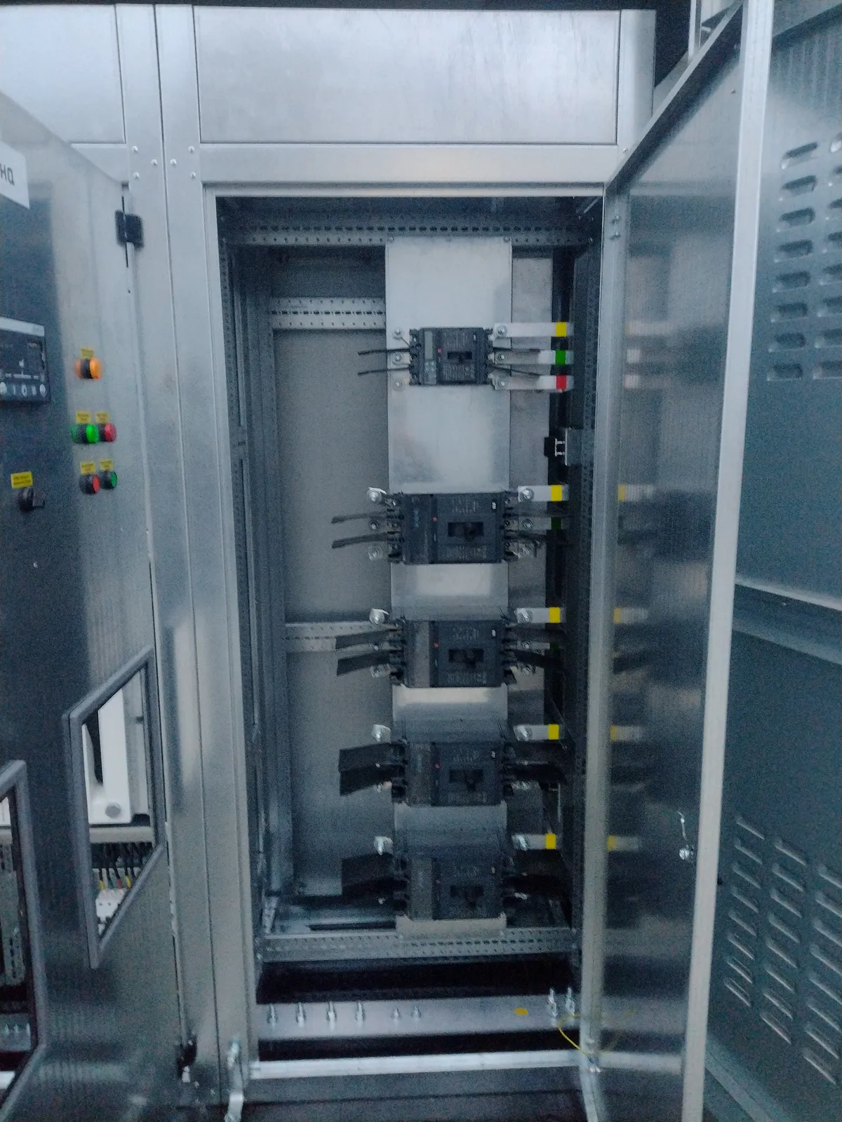 Inside a ЩО-90 panel: switching apparatus and busbars