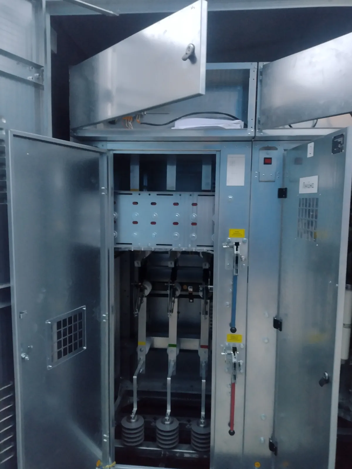 Secondary circuits and terminal marking inside a substation panel