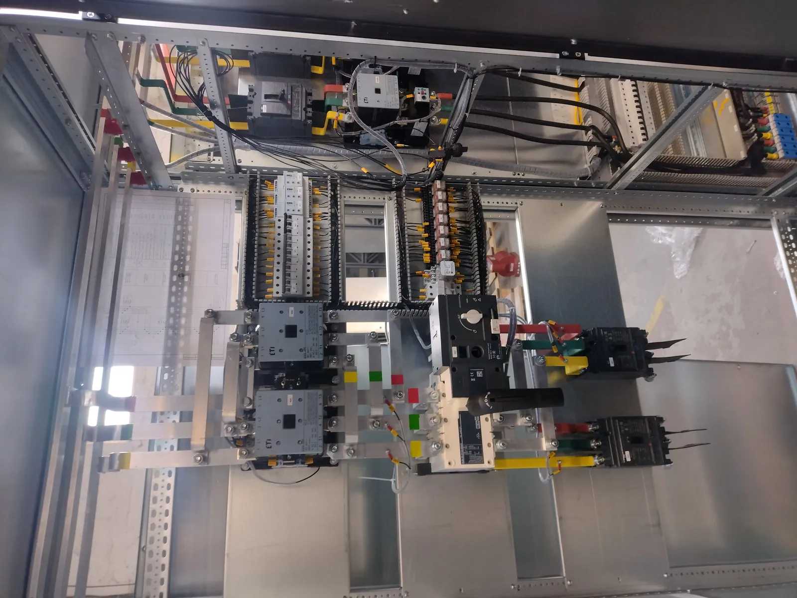 Mounting frame of a RUNN-E cabinet during assembly: apparatus, busbars and terminal blocks