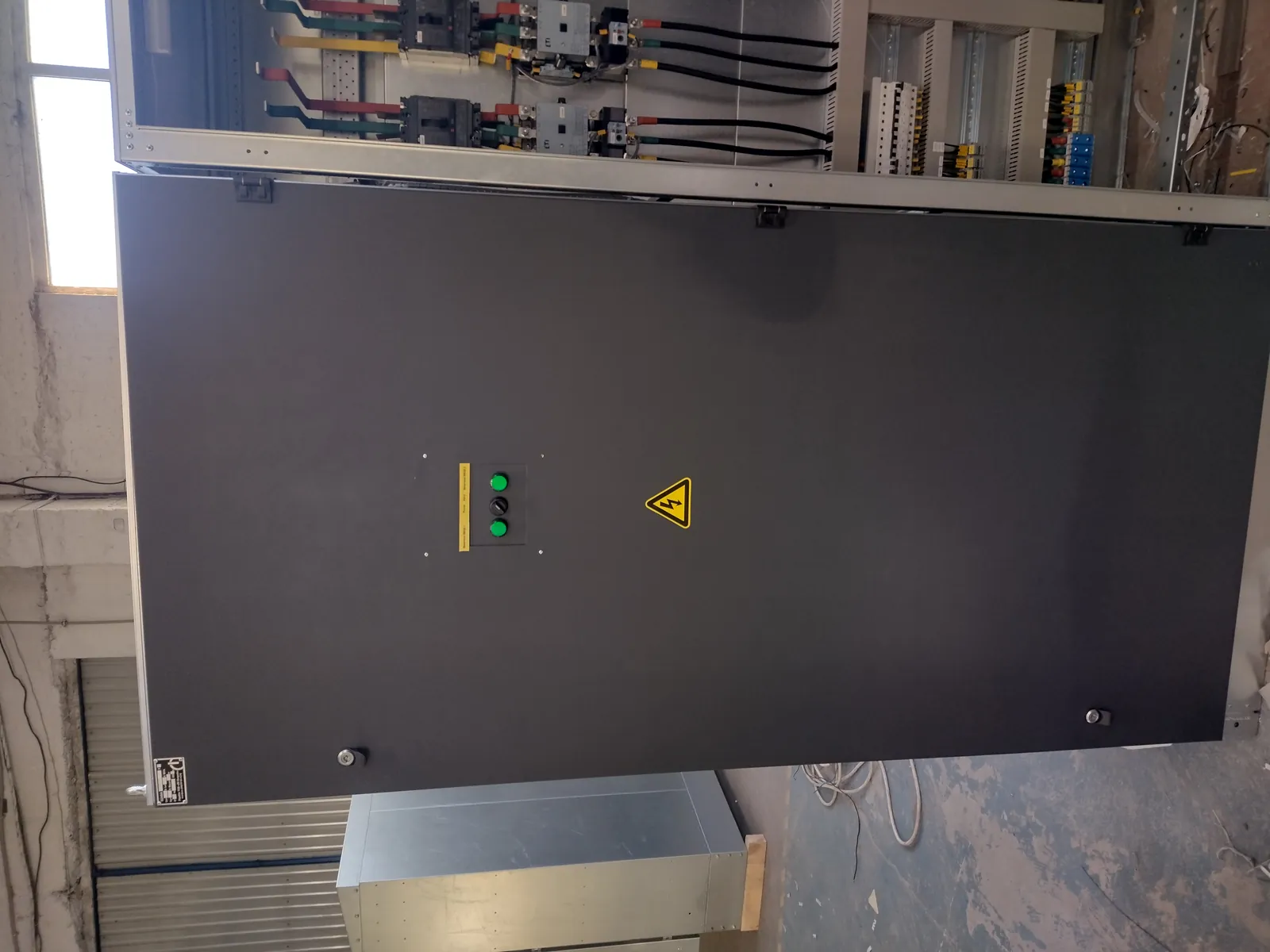 RUNN-E cabinet with the doors closed: indicator lamps and a hazard sign on the front