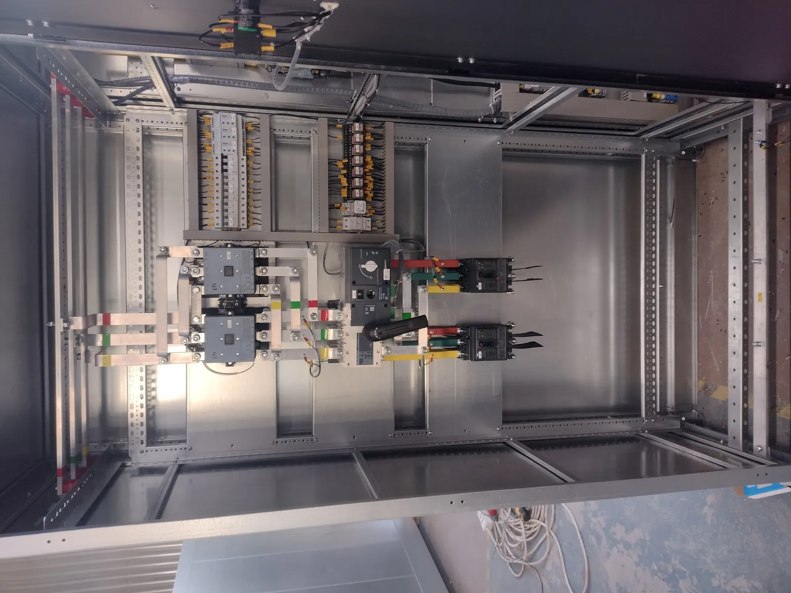 Internal layout of the incoming cabinet: power breakers and busbars with phase marking