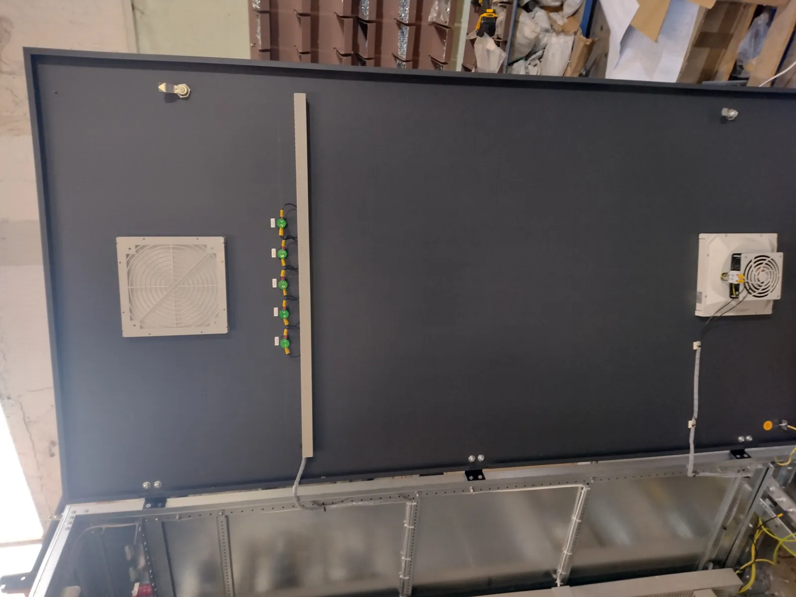Front of a RUNN-E cabinet: indicator lamps, a ventilation grille and a fan