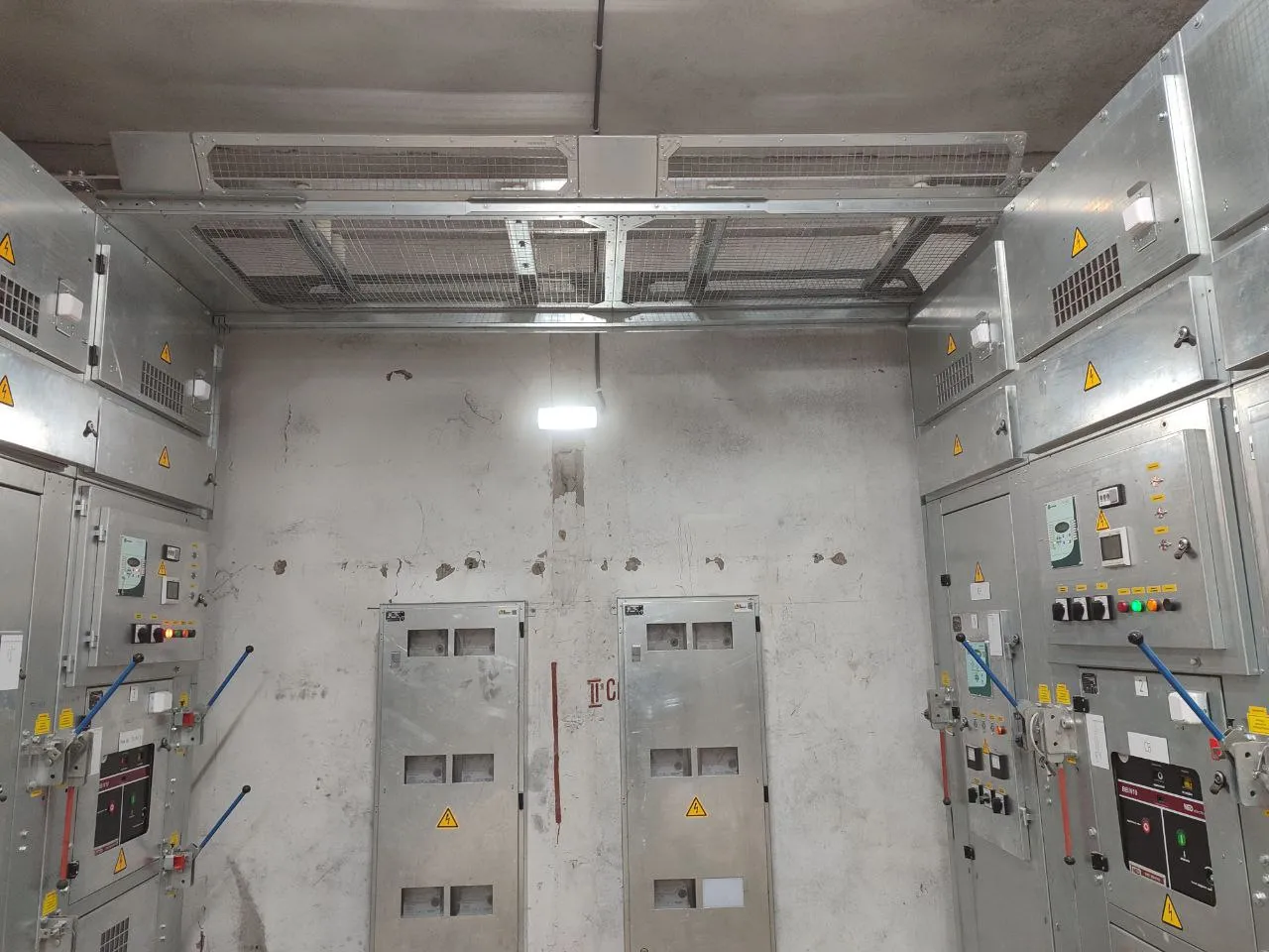 Busbars and bushings of a КСО-Е cell