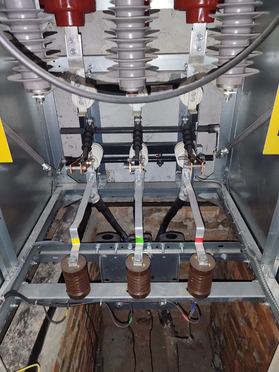 Busbars and insulators inside a КСО-Е cell