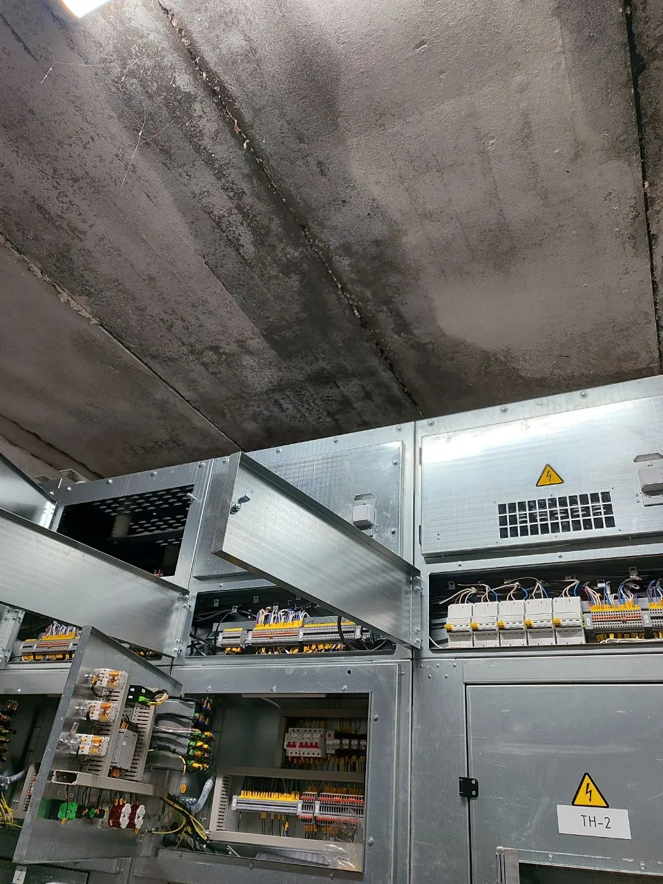 Secondary circuits and terminal rows of the station panels