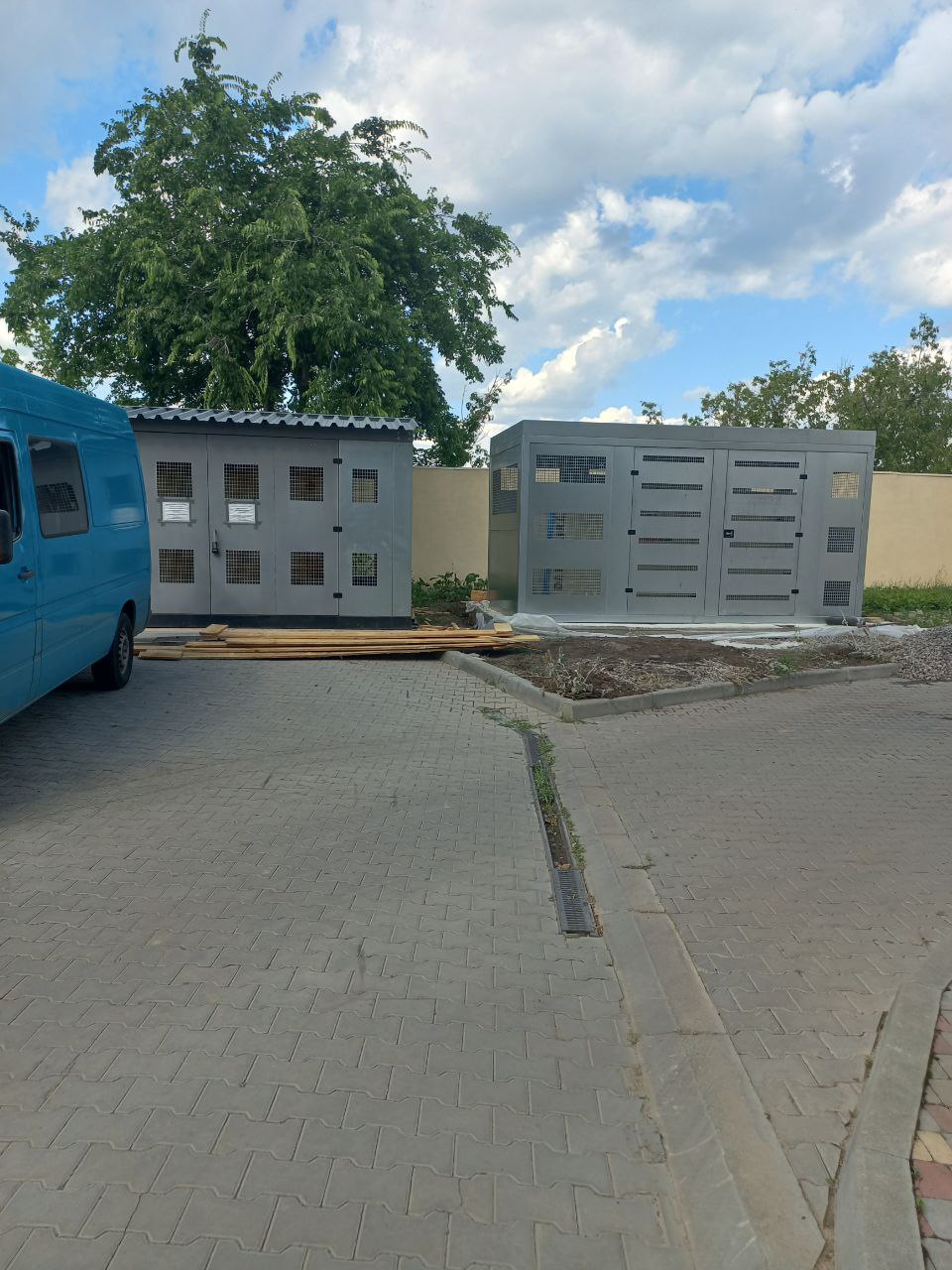 Металеве укриття ДГУ на об'єкті поряд із трансформаторною підстанцією