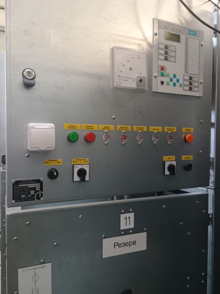 Switchgear cubicle front with ammeter and microprocessor protection relay by LK Energy