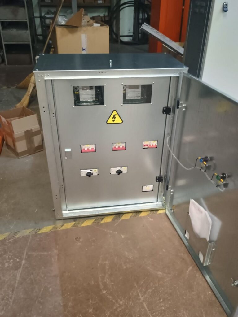 Outdoor 0.4 kV metering and distribution cabinet with energy meters and breakers