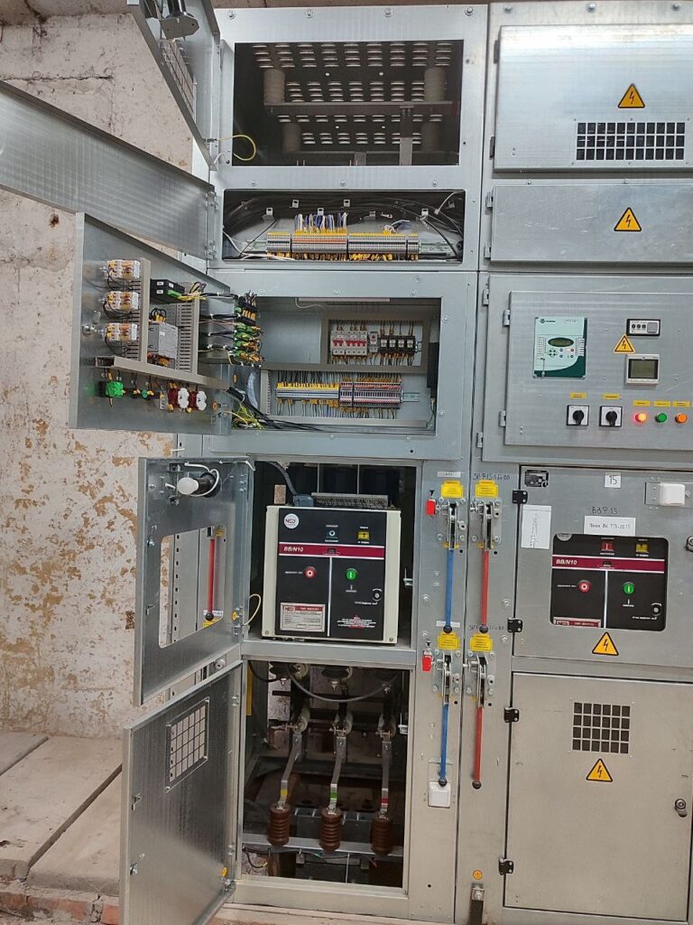 6–10 kV switchgear cubicle with vacuum circuit breaker and secondary wiring compartments