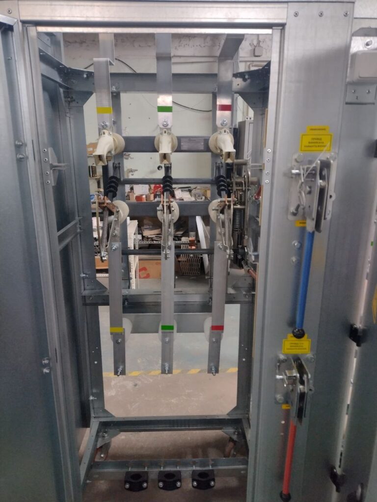 6-10 kV cell frame with three-pole switching device on post insulators