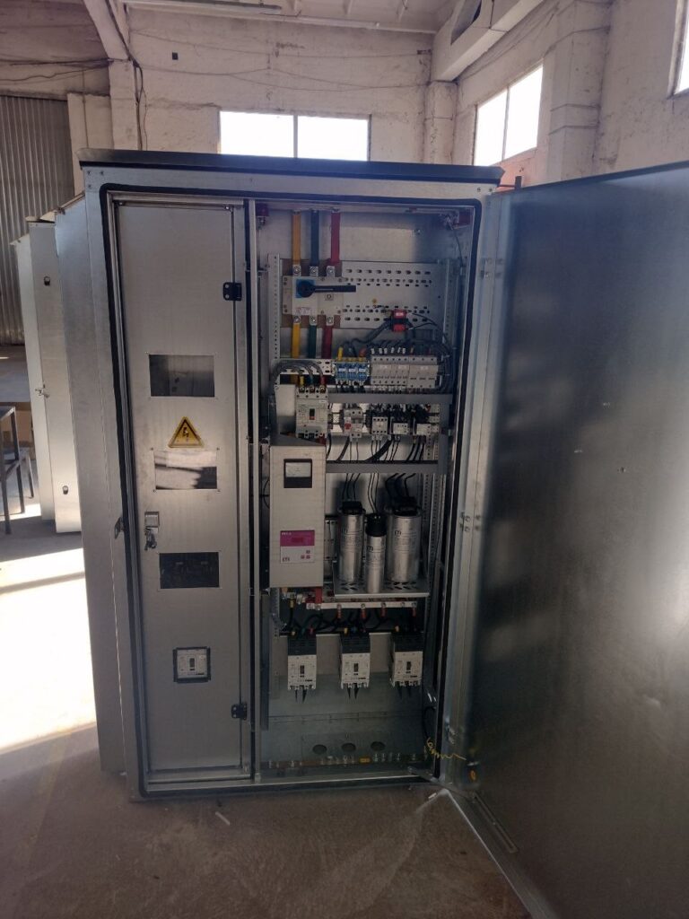 Reactive power compensation unit in an outdoor-type cabinet with switch disconnector and capacitors