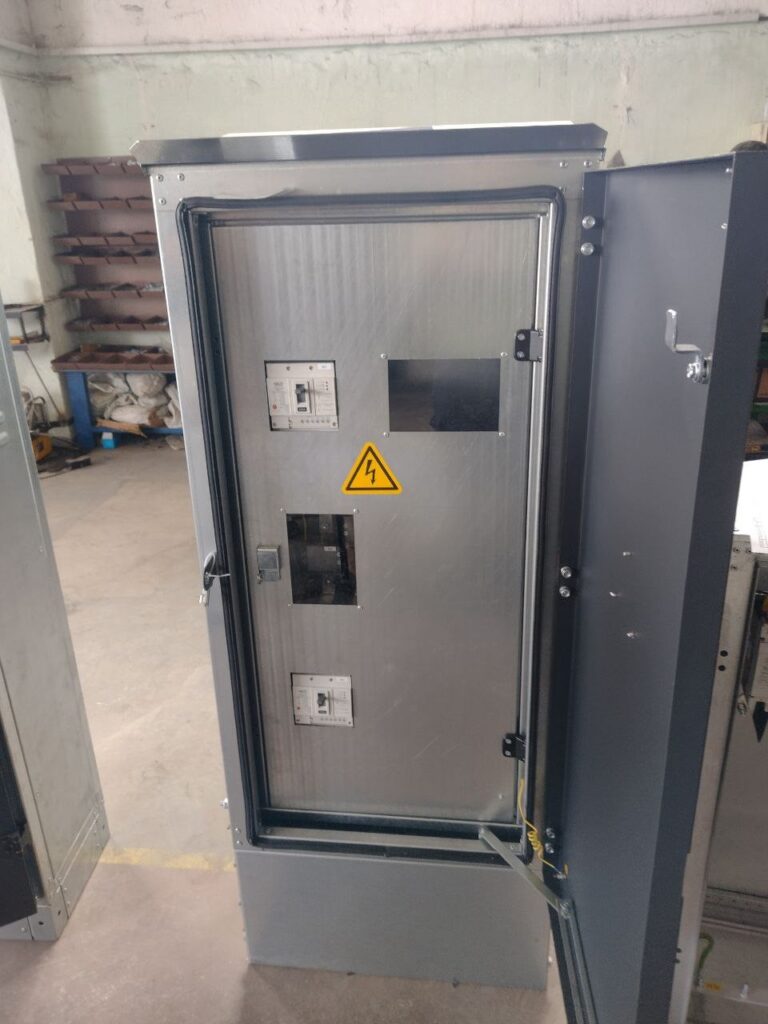 Floor-standing 0.4 kV distribution cabinet with molded case breakers behind front panel