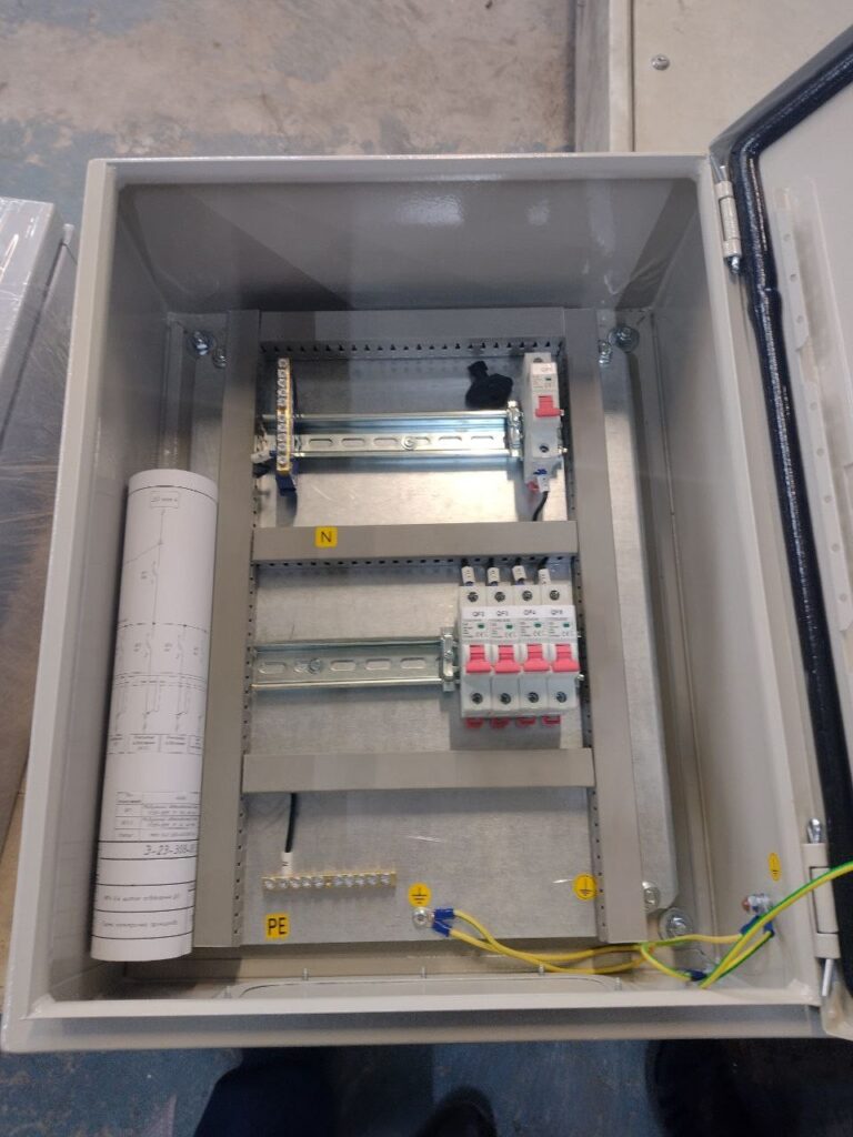 Wall-mounted 0.4 kV panelboard with modular circuit breakers and N, PE busbars
