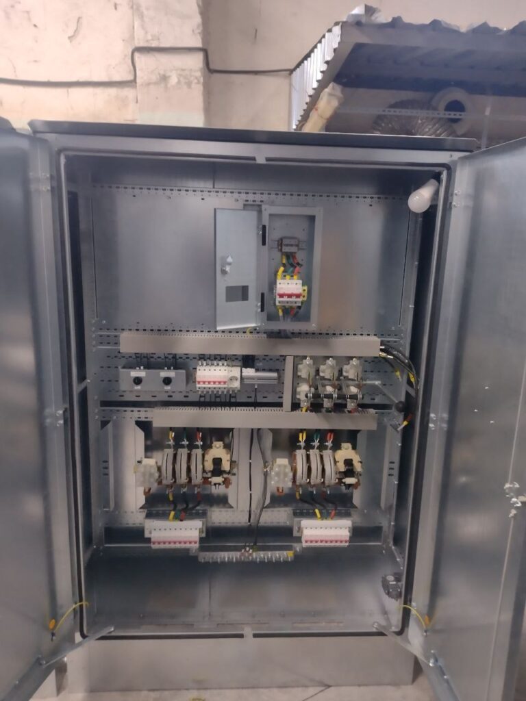 Low-voltage 0.4 kV assembly with contactors, modular circuit breakers and metering compartment