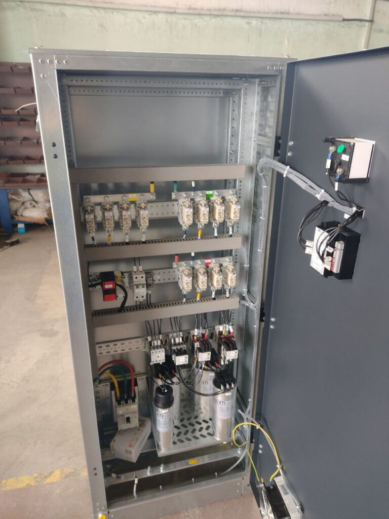 Reactive power compensation unit with capacitors and contactors inside an open cabinet