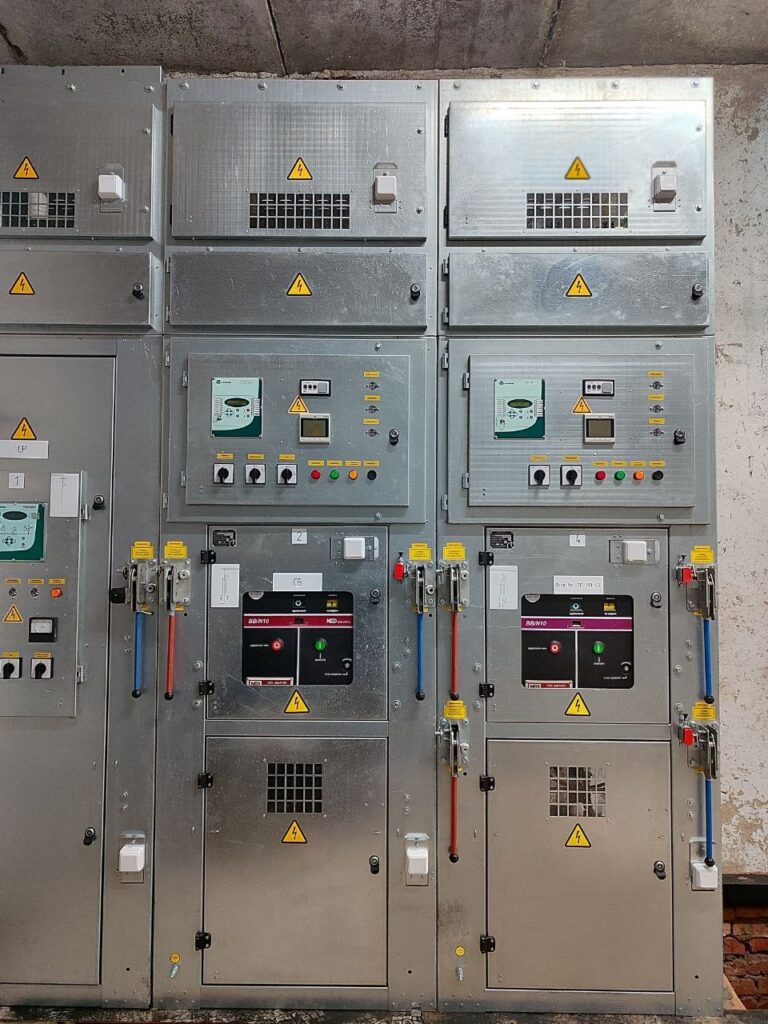 Medium-voltage KSO switchgear cubicles with vacuum circuit breakers and microprocessor protection relays