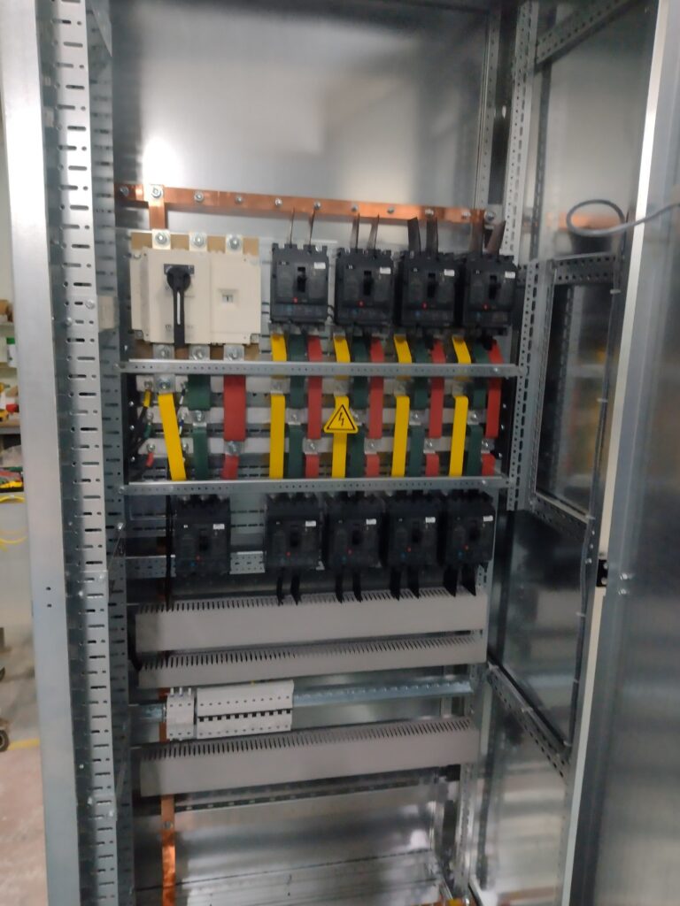 0.4 kV distribution board with switch disconnector, group circuit breakers and copper busbars