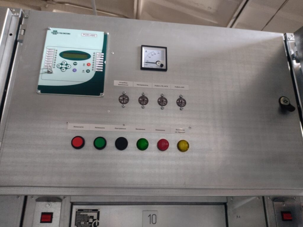 RS83-AV2 microprocessor protection relay with ammeter on a switchgear cubicle relay compartment