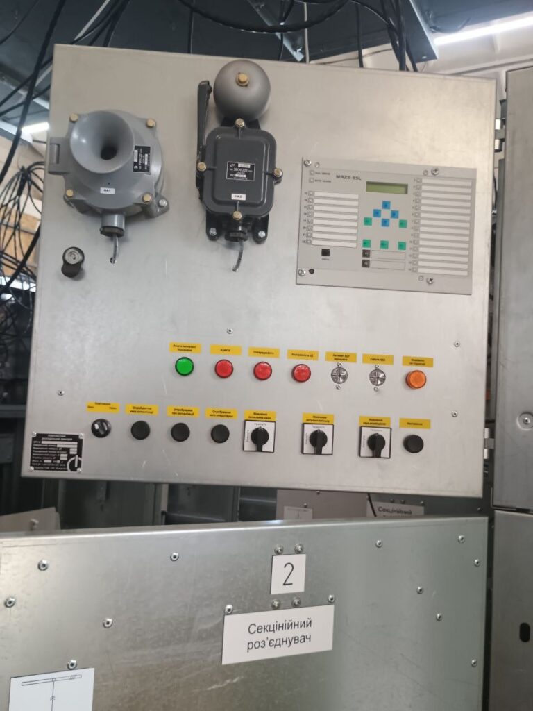 Relay compartment of a bus section disconnector cubicle with MRZS-05L protection relay
