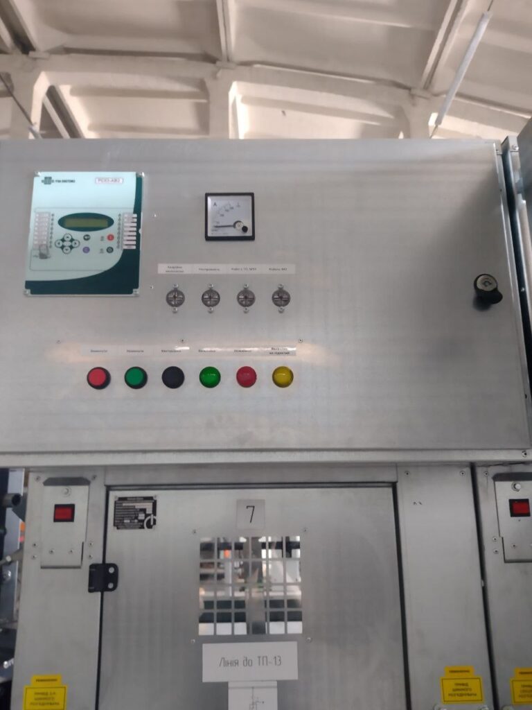 Feeder cubicle relay compartment with RS83-AV2 protection terminal and ammeter
