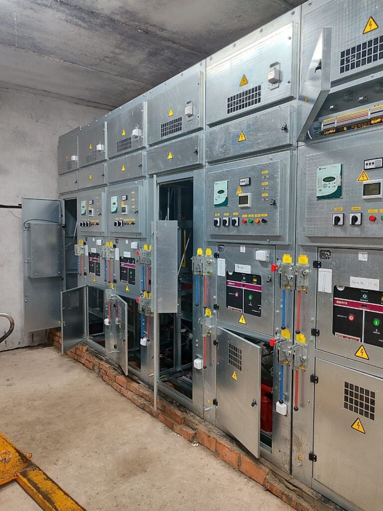 Installation of a switchgear cubicle row with open relay compartments on site