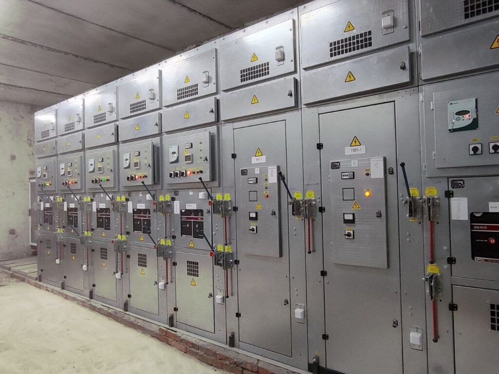 Switchgear cubicle row with voltage transformer cells in a distribution point