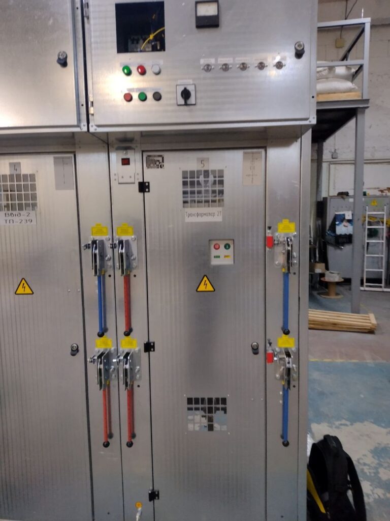 Switchgear section with relay compartment and manual disconnector operating drives