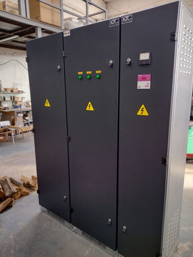Three-section reactive power compensation unit with automatic power factor regulator